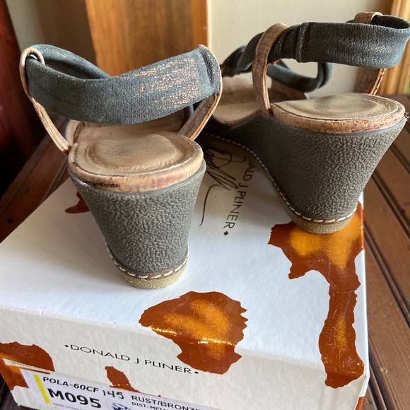 Donald Pliner sling back POLA-60CF rust/bronze natural wedge heels. - Picture 5 of 10